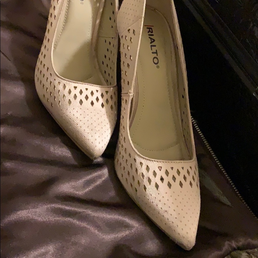 Nude pointed toe heels